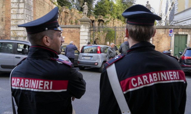 Μιλάνο: Βρέφος ενός μηνός τυλιγμένο σε κουβέρτα βρέθηκε εγκαταλελειμμένο σε πολυκατοικία