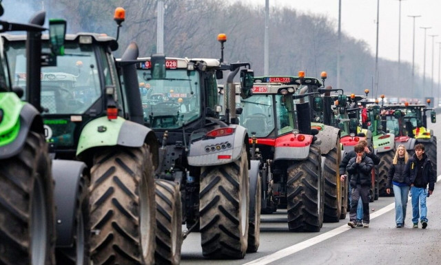 Αγρότες: Πυκνώνουν τα μπλόκα - Ενισχύονται καθημερινά τα τρακτέρ