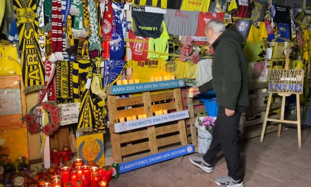 Θεσσαλονίκη: 19 κεριά άναψαν στις 00:19 στη μνήμη του Άλκη Καμπανού