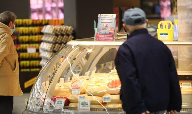 Ακρίβεια: Περικοπές στα τρόφιμα, τα ταξίδια και τις εργασίες συντήρησης