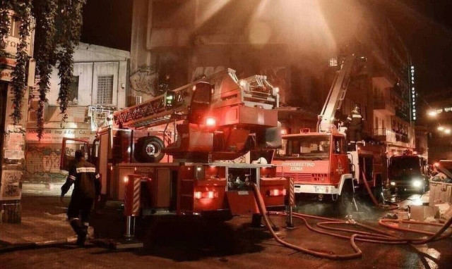 Φωτιά σε διαμέρισμα στο Περιστέρι – Με αναπνευστικά προβλήματα ένας ένοικος