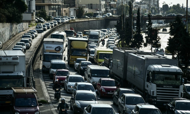 Κίνηση στους δρόμους: Σοβαρά προβλήματα στον Κηφισό, καθυστερήσεις στην Αττική οδό