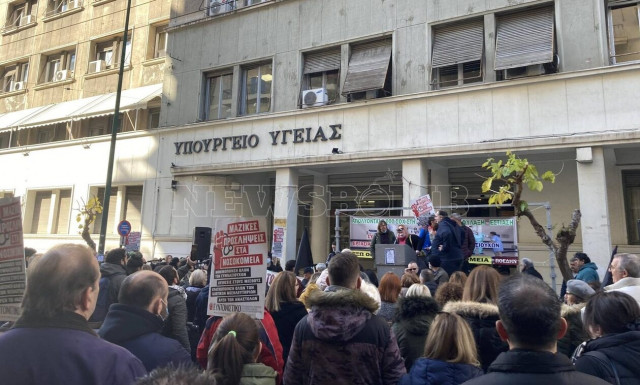 ΠΟΕΔΗΝ: Στάση εργασίας και συγκέντρωση έξω από το Υπουργείο Υγείας – Δείτε εικόνες