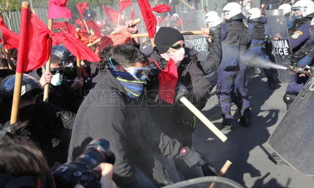 Άγρια επεισόδια μπροστά από τη Βουλή – Χρήση χημικών από τα ΜΑΤ (εικόνες + βίντεο)