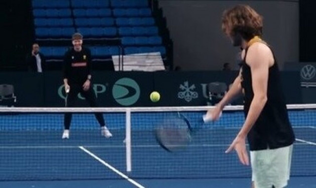 Τσιτσιπάς με φανέλα ΑΕΚ κόντρα στον Κουζμίνσκας!