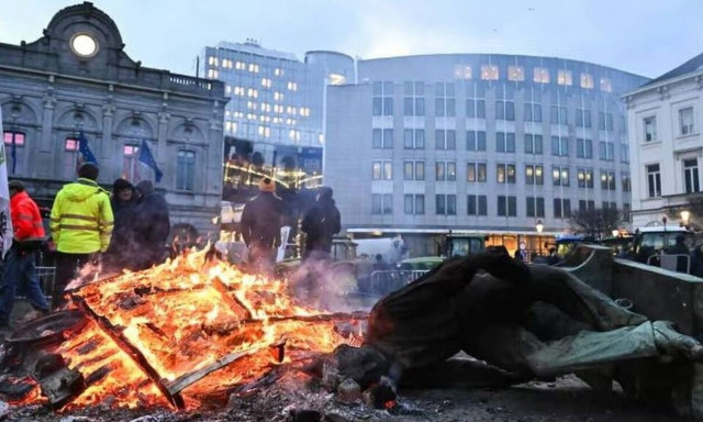 Οργή αγροτών: Tουλάχιστον 1.300 τρακτέρ στις Βρυξέλλες - Πέτρες, αυγά και κοπριά σε αστυνομικούς