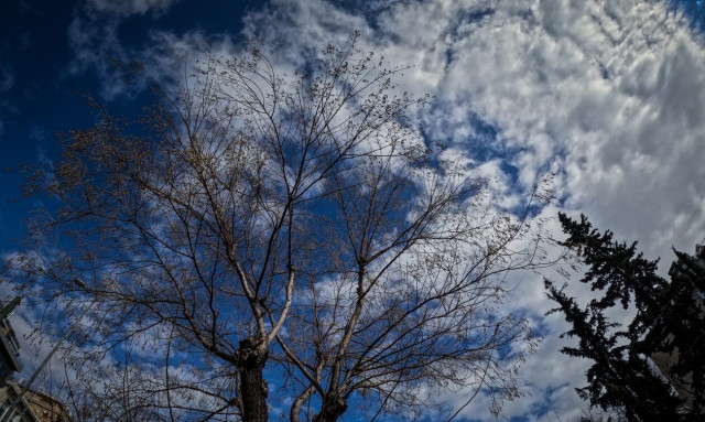 Καιρός: Ανεβαίνει ο υδράργυρος την Κυριακή