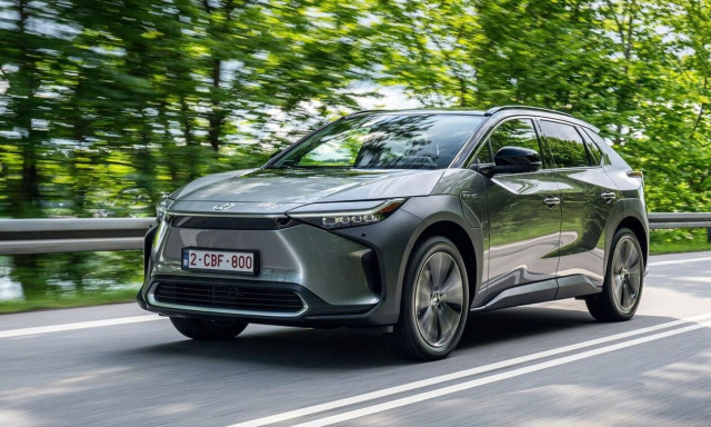Σε χαμηλή πτήση τα ηλεκτρικά της Toyota