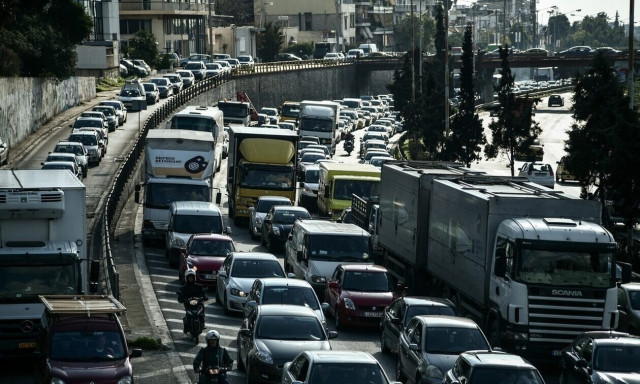 Τροχαίο ατύχημα στην Πανεπιστημίου: Με δυσκολία η κυκλοφορία των οχημάτων στο κέντρο