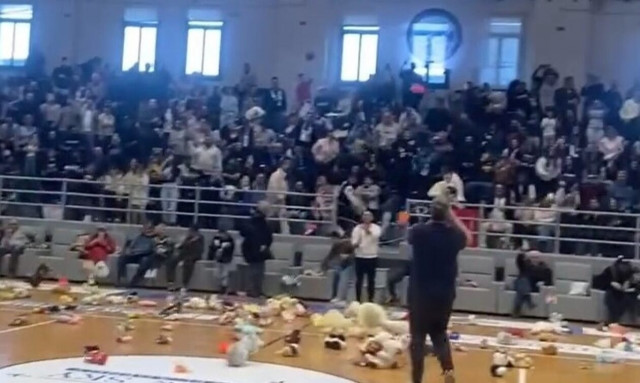 Γέμισε λούτρινα αρκουδάκια το κλειστό της Μυκόνου