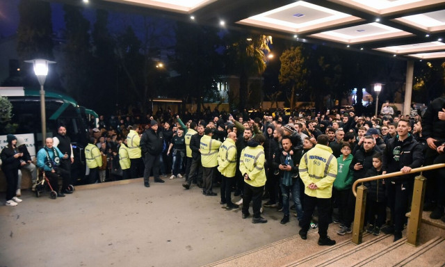 Παναθηναϊκός-Ολυμπιακός: Πλήθος κόσμου στο ξενοδοχείο, «ντόπαρε» τους «πράσινους»