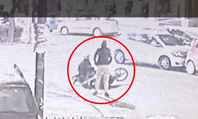 Βίντεο-ντοκουμέντο: Η στιγμή που μηχανάκι παρασέρνει 83χρονο - Τον εγκατέλειψαν οι δύο επιβαίνοντες