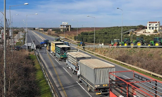 Αγρότες: Σκληραίνουν τη στάση τους - Έκλεισαν την Εθνική Οδό Μουδανιών - Θεσσαλονίκης