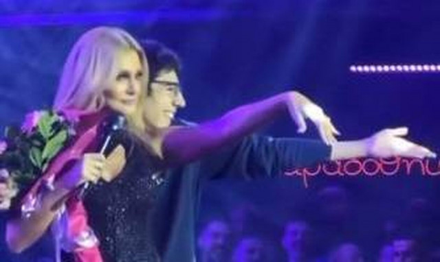 Νατάσα Θεοδωρίδου: Δέχθηκε πρόταση γάμου με μονόπετρο επί σκηνής από 18χρονο θαυμαστή της