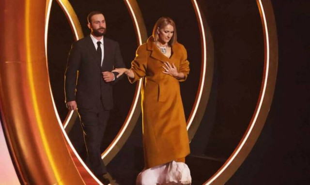 Σελίν Ντιόν: Μεγάλη συγκίνηση από την εμφάνισή της στα Grammy - Υποβασταζόμενη η ερμηνεύτρια (vid)