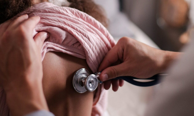 Στρεπτόκοκκος: Παιδίατρος αναλύει τα συμπτώματα και πότε μπορεί να θέσει σε κίνδυνο τη ζωή παιδιού