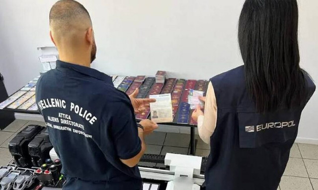 Επιχείρηση «ILLUMINATI»: Εξαρθρώθηκε εγκληματική οργάνωση πλαστογραφίας και διακίνισης μεταναστών