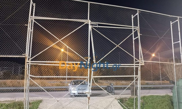 Ρέθυμνο: Εικόνες ντροπής στα Μισίρια – Αγωνίστηκαν με μια ετοιμόρροπη πόρτα πάνω από τα κεφάλια τους