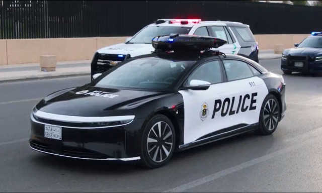 Που κυκλοφορούν περιπολικά με drone στην οροφή τους;