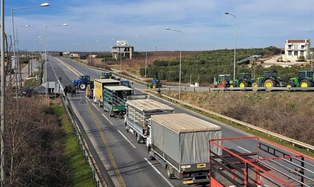 Κυβερνητικές πηγές: Δεν συζητάμε υπό καθεστώς κλεισίματος δρόμων