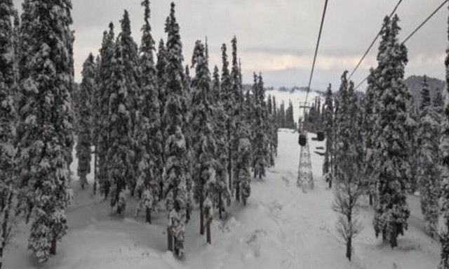 Gulmarg: Πώς απολαμβάνουν το χειμερινό θέρετρο της Ινδίας τουρίστες και σκιέρ