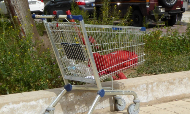 Αδιανόητο περιστατικό: Ομάδα ανηλίκων επιτέθηκε σε 14χρονες με καρότσι σούπερ μάρκετ