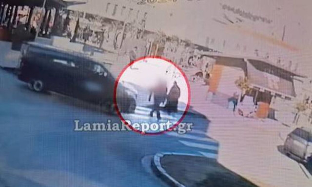 Λαμία: Συγκλονιστικό βίντεο ντοκουμέντο από παράσυρση πεζού στην πλατεία Πάρκου