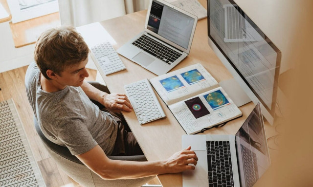 Πώς θα έχεις πάντα ίσια πλάτη στο γραφείο