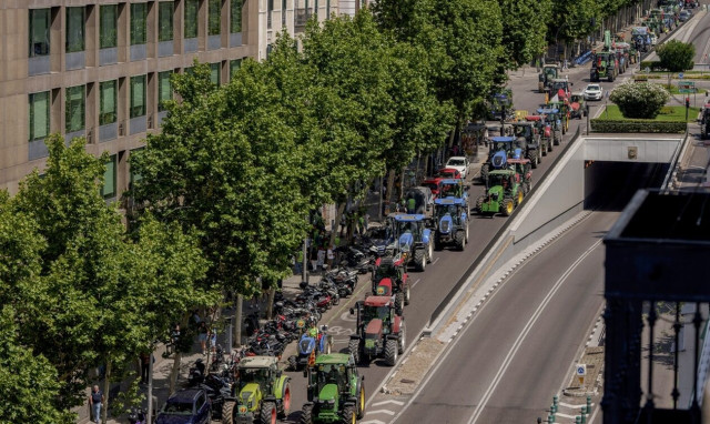 Ισπανία: Τρακτέρ «κλείνουν» δρόμους σε όλη τη χώρα - Ο «καυτός» Φεβρουάριος του Πέδρο Σάντσεθ