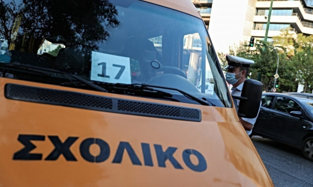 Σύγκρουση σχολικού λεωφορείου στον Πειραιά