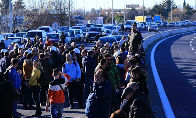 Αγροτικά μπλόκα: Κλειστή η παλαιά Εθνική Οδός Λάρισας – Βόλου, καίνε λάστιχα στη μέση του δρόμου