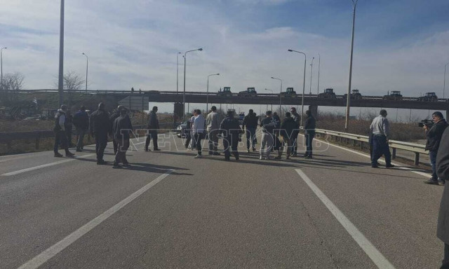 Αγροτικά μπλόκα: Οι αγρότες έκλεισαν την Εθνική Οδό Θεσσαλονίκης-Αθηνών