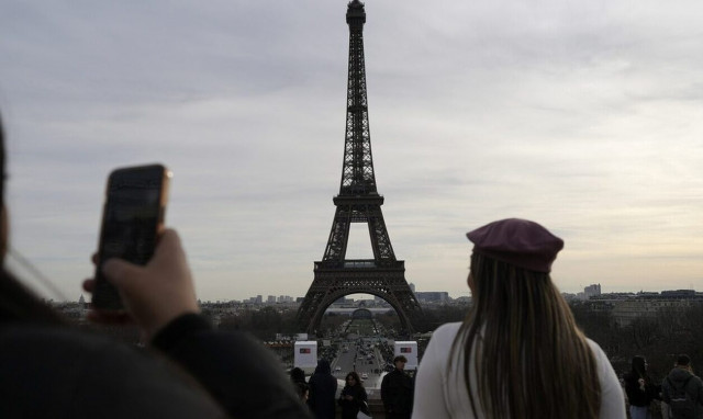 Γάλλος έπαθε το χουνέρι του αιώνα: Έφτιαξε τον Πύργο του Άιφελ με 700 σπίρτα αλλά...