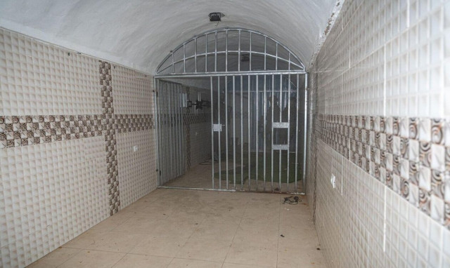 Μέσα στα τούνελ της Χαμάς, όπου κρύβονται οι ηγέτες της και κρατούν σε «κλουβιά» τους ομήρους