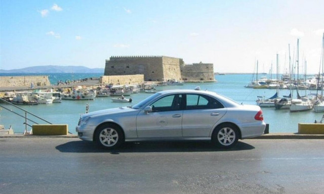 Ηράκλειο: Οδηγός ταξί πήγε με αφόρητους πόνος παιδάκι στο νοσοκομείο και παρέμεινε στο πλευρό του