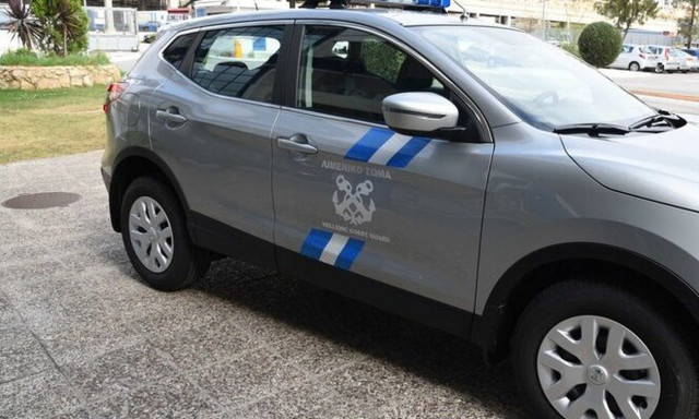 Πειραιάς: Ανασύρθηκε αυτοκίνητο από το βυθό στo λιμάνι