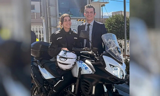 Η Γεωργία είναι η μοναδική γυναίκα αστυνομικός στην Κρήτη που οδηγεί μηχανή