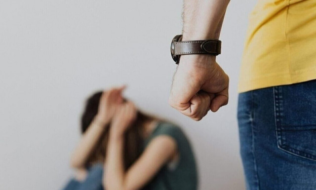 Κρήτη: 19χρονη κατήγγειλε τον πατέρα της - Την έπιασε από τον λαιμό και την χτύπησε στο πρόσωπο