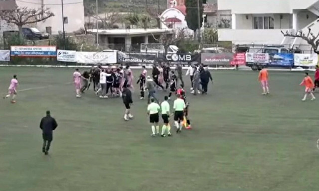 Άγρια επεισόδια σε ποδοσφαιρικό αγώνα στα Ζωνιανά: Τραυματίστηκαν παίκτες, έτρεχαν οι διαιτητές