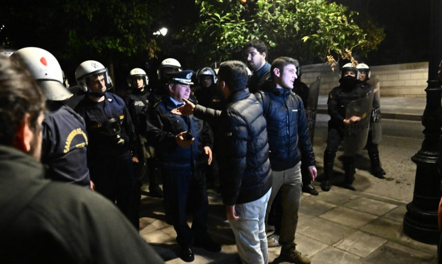 Το «ντου» των φοιτητών έξω από το Μέγαρο Μαξίμου σε εικόνες