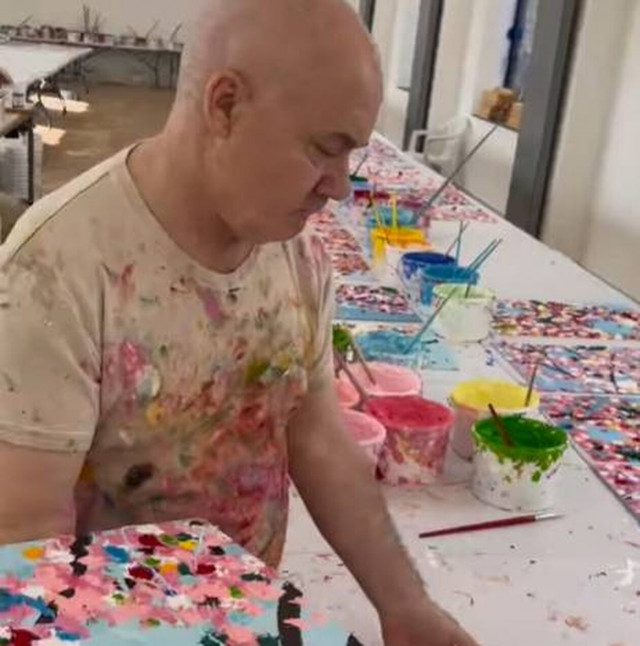 Βρετανία: Πάμπλουτος καλλιτέχνης δώρισε στη σύντροφό του τούρτα σε σχήμα του αγέννητου μωρού τους