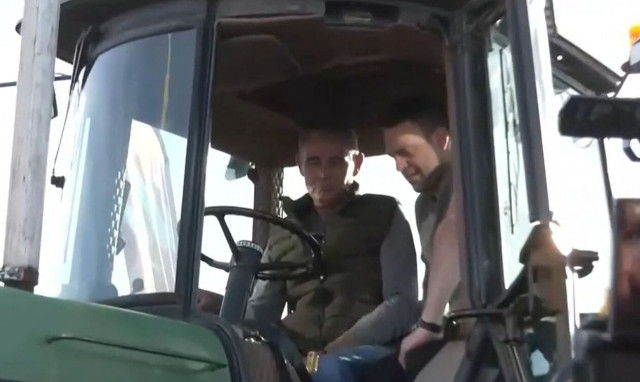 Στέφανος Κασσελάκης: Πήγε βόλτα με το... τρακτέρ στην Καρδίτσα - Ζει το δικό του «Κιλελέρ»