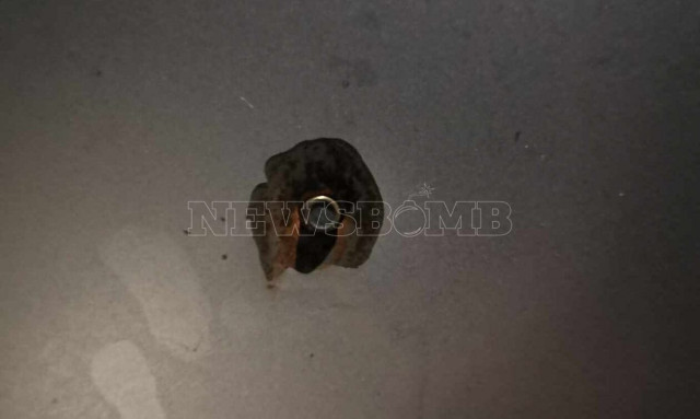 Αποκλειστικό Newsbomb.gr: Τρόμος στο Μενίδι - Αδέσποτη σφαίρα «καρφώθηκε» σε καπό αυτοκινήτου