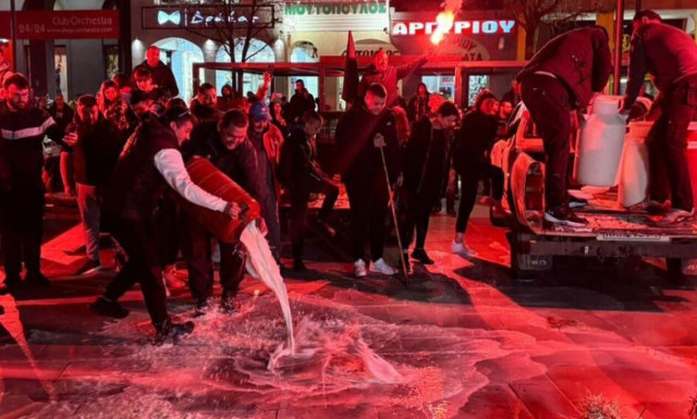 Αγρότες: Στην Καρδίτσα με τα τρακτέρ τους, έχυσαν γάλατα και άχυρα - Έκλεισε τα Μάλγαρα η ΕΛ.ΑΣ.