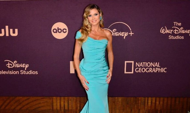 Αποκαλυπτική η Χάιντι Κλουμ: Ποζάρει φορώντας μόνο ένα μικροσκοπικό εσώρουχο