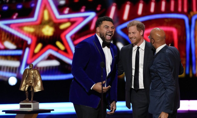 Χαμογελαστός ο πρίγκιπας Χάρι