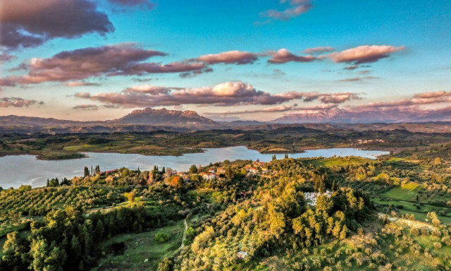 Καιρός: Με λίγες τοπικές βροχές και μέχρι 21 βαθμούς η Παρασκευή – Η πρόγνωση για το Σαββατοκύριακο