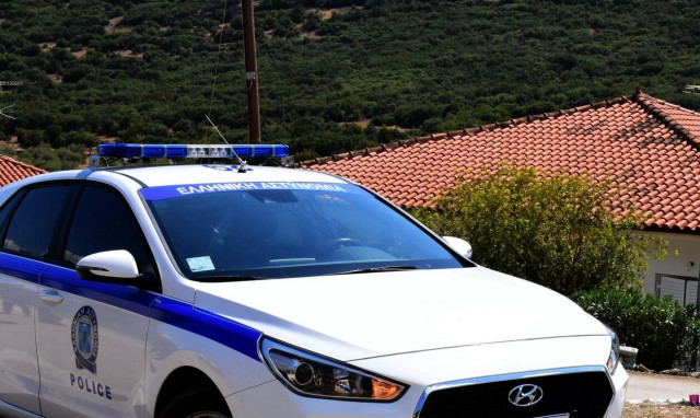 Σκηνές απείρου κάλλους στο Αλιβέρι: Έβγαλαν τον πεθερό με καραμπίνες από το σπίτι λόγω διαζυγίου