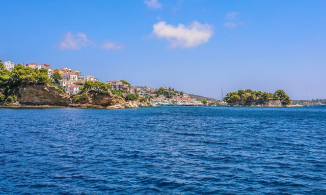 Σκιάθος: Το καταπράσινο «νησί του Παπαδιαμάντη» με τις χρυσές αμμώδεις παραλίες