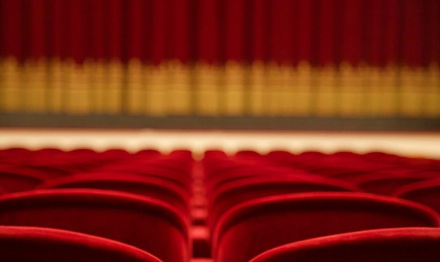 Βούλευμα παραπέμπει γνωστό ηθοποιό για βιασμό και απόπειρα βιασμού